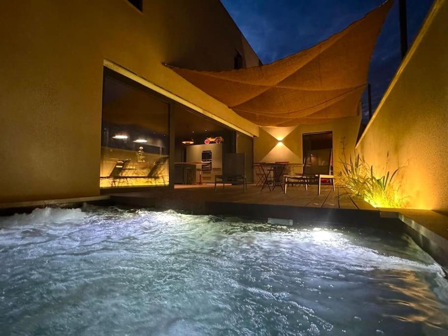Maison D'Architecte Avec Piscine-Spa Chauffe En Centre Ville De เวซง-ลา-โรแมน ภายนอก รูปภาพ