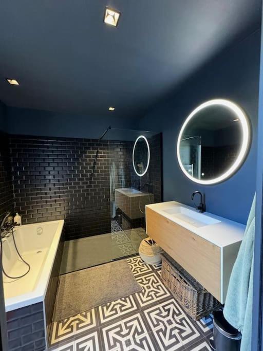 Maison D'Architecte Avec Piscine-Spa Chauffe En Centre Ville De เวซง-ลา-โรแมน ภายนอก รูปภาพ